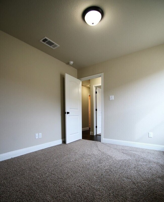 Building Photo - No Water Bill. No Lawn Care. Just Move In. | 3BD/2BA Duplex in Weatherford TX | Ready Now — Act F...