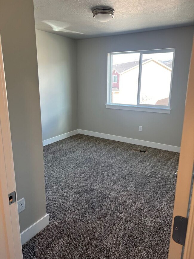 Building Photo - Townhome in Cedar Bend HOA