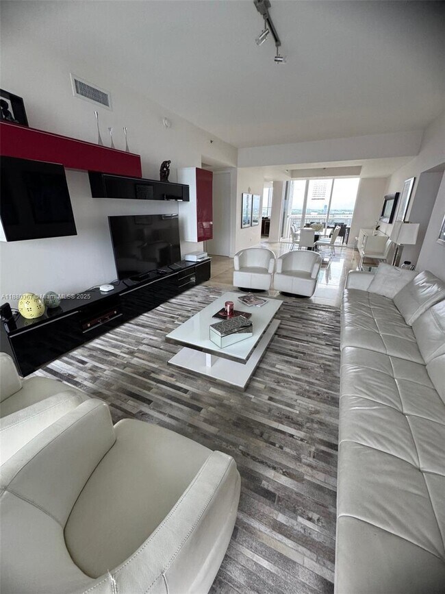 Building Photo - 16001 Collins Ave