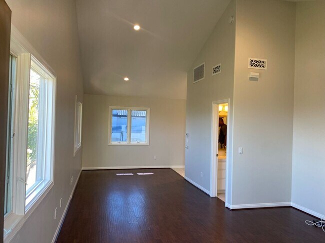 Building Photo - 3875 Ravenswood Dr