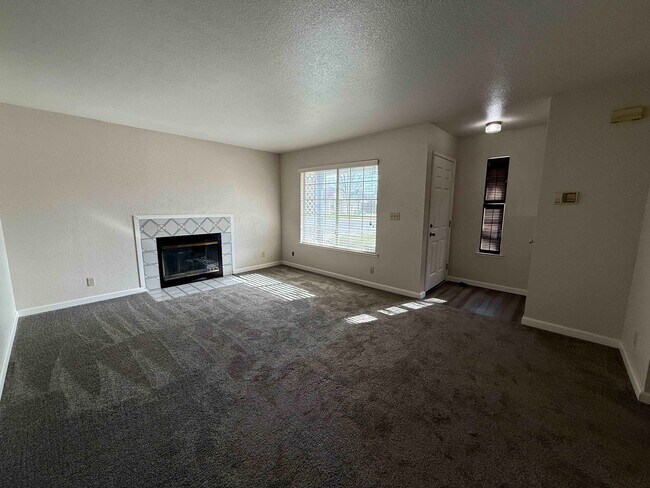 Building Photo - 3 Bed 2 Bath Just a Short Distance to Sac ...