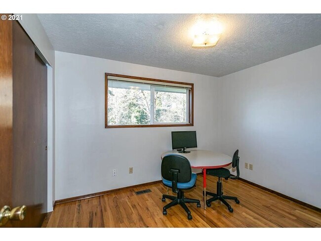 Building Photo - Beautiful 6 Bedroom Home in West Linn's Sunset Neighborhood with Huge Daylight Basement, Large Pr...