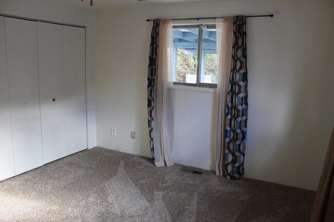Building Photo - 4615 Maplewood Ct
