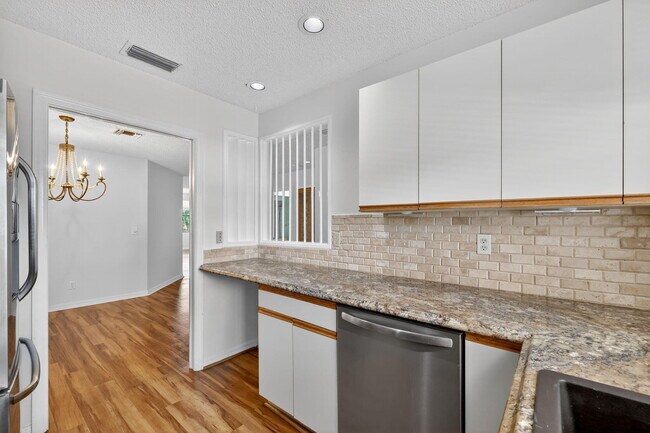 Building Photo - 6101 SE Landing Way