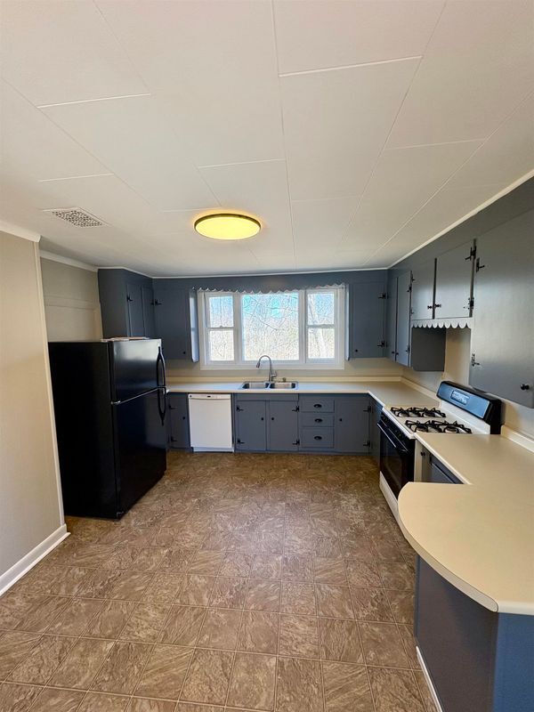 Building Photo - 834 Main St