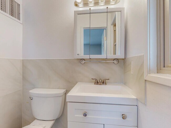 Building Photo - 1701 Hoffman Dr NE