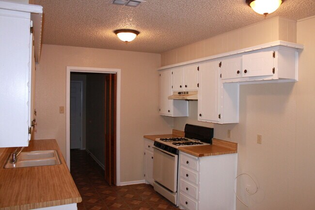 Building Photo - Updated 3/2/1 Great location for TTU/LCU/Medical District - Available AUGUST