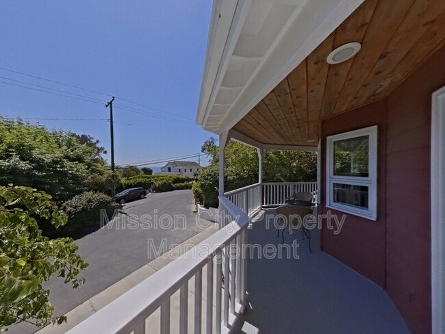 Building Photo - 2570 Lillie Ave