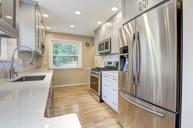 Building Photo - 3 Bed 2 Bath - Silver Spring Rambler - Upd...