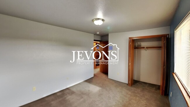 Building Photo - $500 Off First Month! Enjoy this 3-bedroom home featuring a fully equipped kitchen, a two-car att...