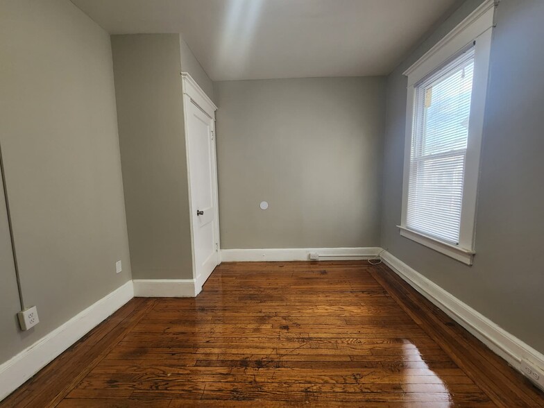 Building Photo - 121 Greenwood St