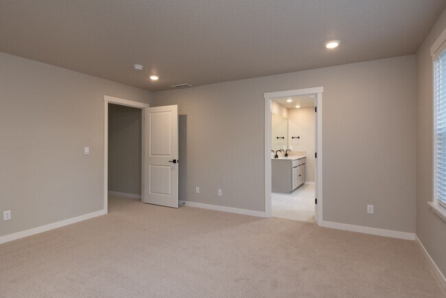 Building Photo - 5 Bdrm 3 bath  Located in the Lodges at Bachelor Village  -  available February 2026