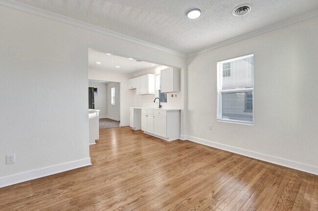 Building Photo - 3780 Shirlwood Ave