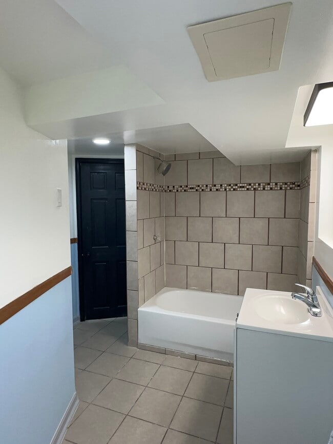 Building Photo - 5254 S Sacramento Ave