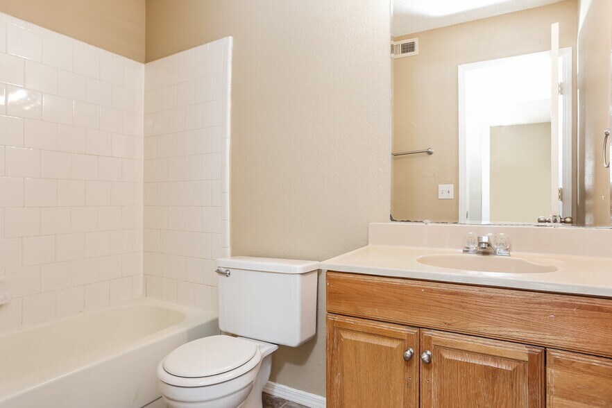 Building Photo - 501 Ramblin Oaks Dr