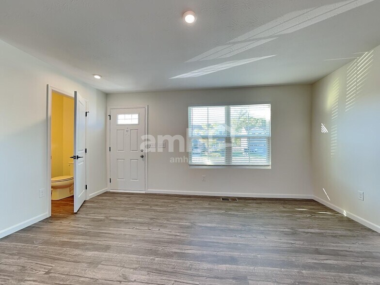 Building Photo - 213 Wooded Ridge Dr