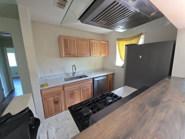 Building Photo - Welcome home to this beautifully updated 2...