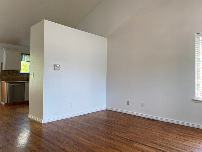 Building Photo - Wonderfully updated and maintained 3 bedro...