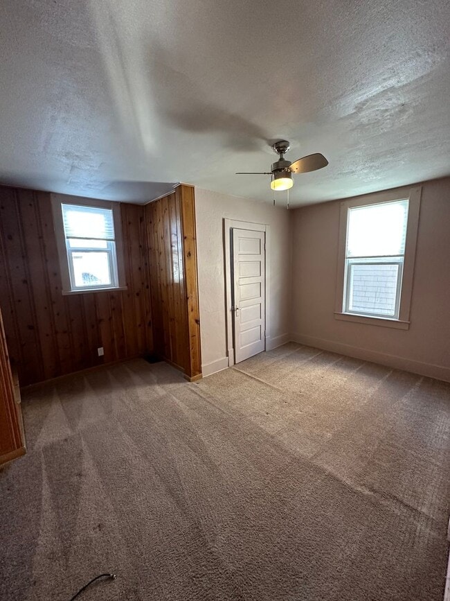 Building Photo - PET FRIENDLY 2 BEDROOM, 1 BATHROOM SINGLE FAMILY HOME CLOSE TO DOWNTOWN!