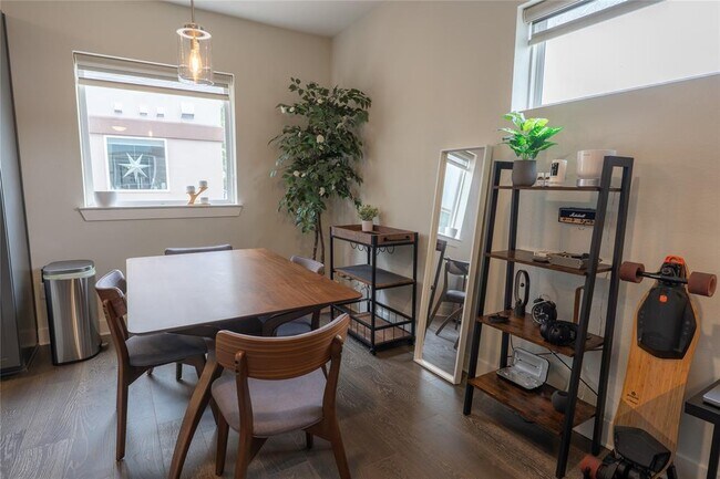 Building Photo - 2827 Manor Rd