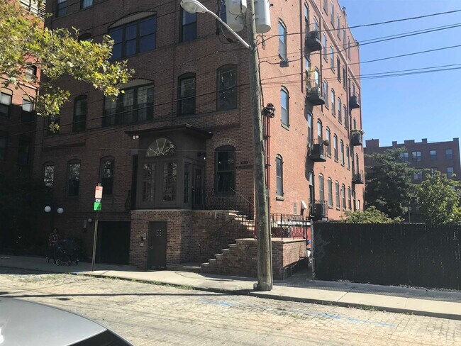 Building Photo - 1015 Grand St