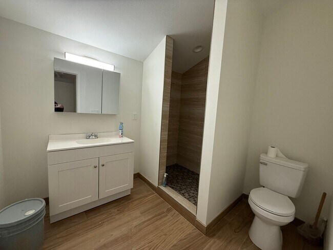 Building Photo - WG1491* - B