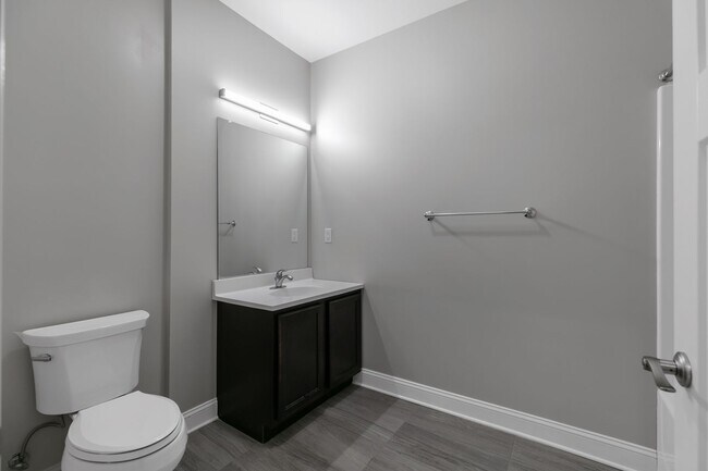 Building Photo - Stunning 1 Bedroom Luxury Apartment with T...