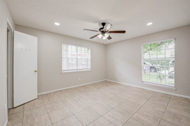 Building Photo - 7900 Westheimer Rd