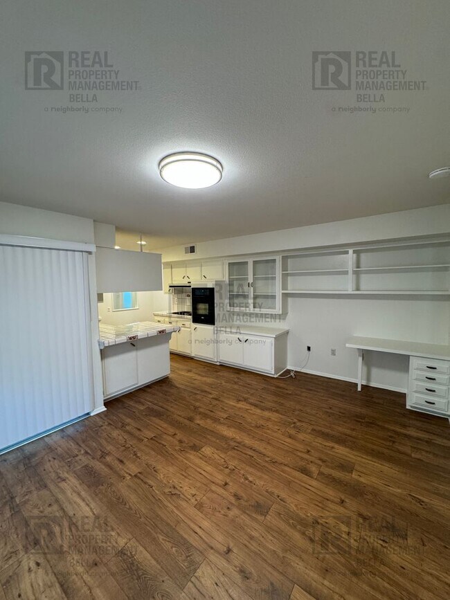 Building Photo - Spacious 3-Bedroom Home with Sunroom & Upg...