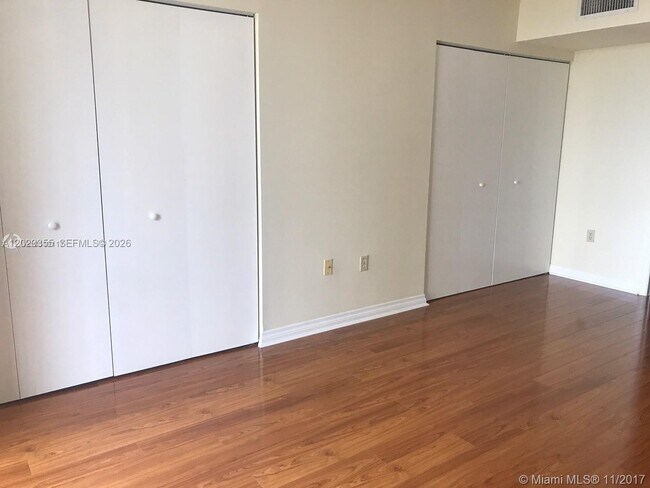 Building Photo - 540 Brickell Key Dr