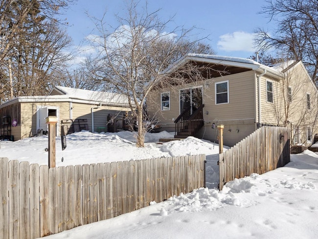 Building Photo - Updated 3 Bed | 1 Bath W/ Private Fenced Y...
