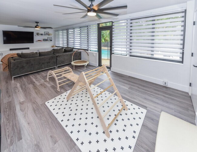 Building Photo - 700 SW 4th St