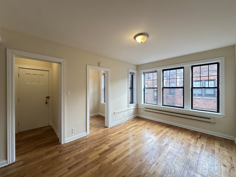 Building Photo - 4426 N Wolcott Ave