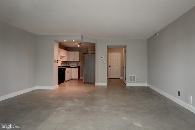 Building Photo - 1600 N Oak St