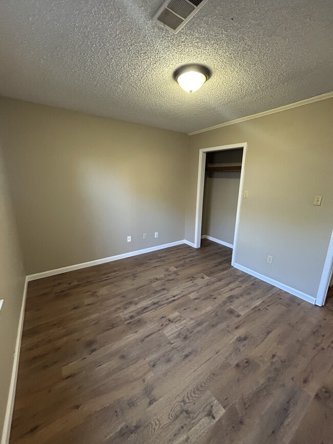 Building Photo - 303 Lake Dr