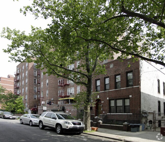 35 E 94th St - The Maya
