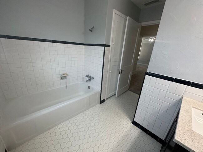 Building Photo - 425 Louisiana Ave