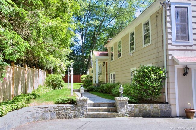 Building Photo - 8 Lone Pine Ln