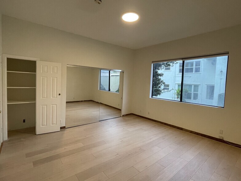Building Photo - 4161 Los Feliz Blvd