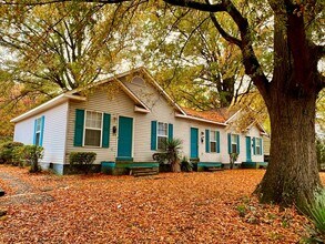 Building Photo - Two Bedroom Townhouse - 1.5 Baths - Spring Garden Triplex