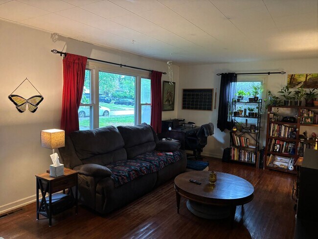 Building Photo - 3 Bedroom, 1 Bath Ranch- Available August 2026!