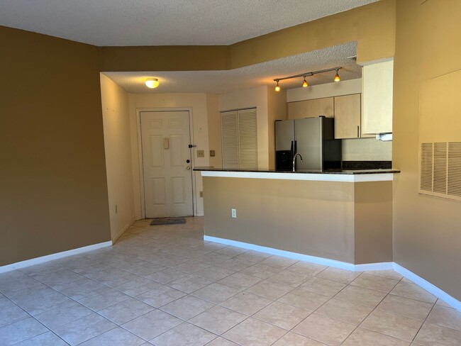 Building Photo - Pretty, updated 1 bed, 1 bath in Fort Laud...