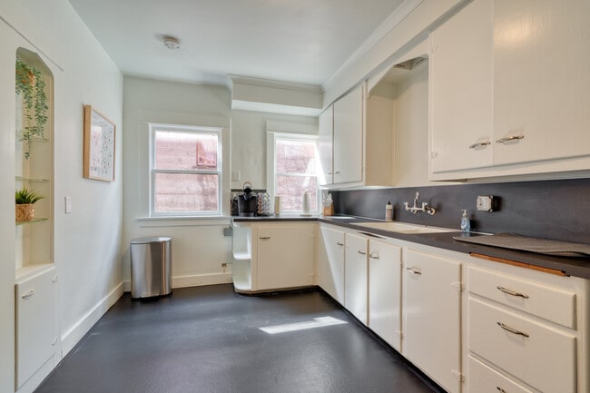 Building Photo - 2215 SE Powell Blvd