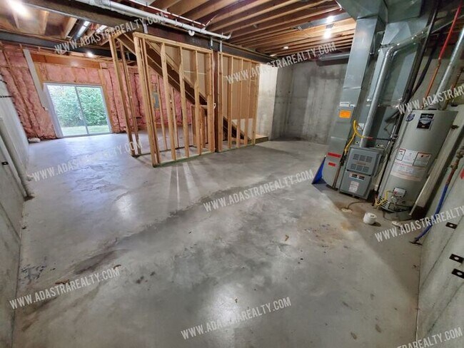 Building Photo - Beautiful and Spacious Olathe Townhome-Available in APRIL!!!