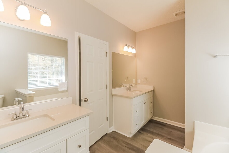 Building Photo - 7430 Royale Ln