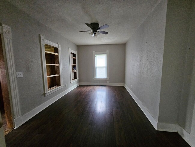 Building Photo - Cute 2bed 1 bath