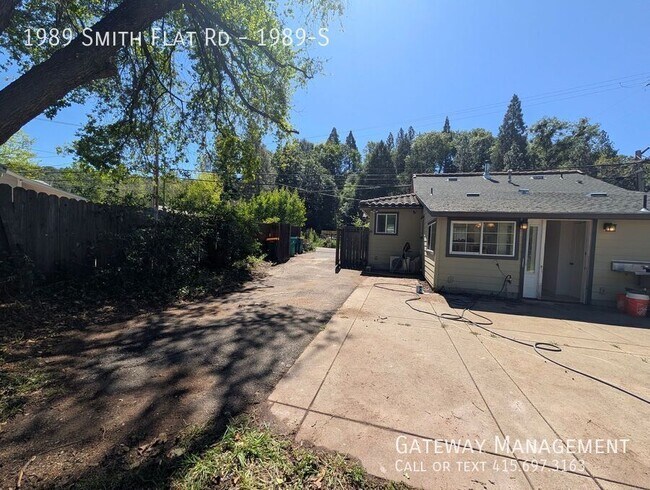 Building Photo - 1989 Smith Flat Rd