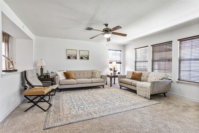 Building Photo - Spacious 3 Bedroom, 2.5 Bath Home Ready fo...