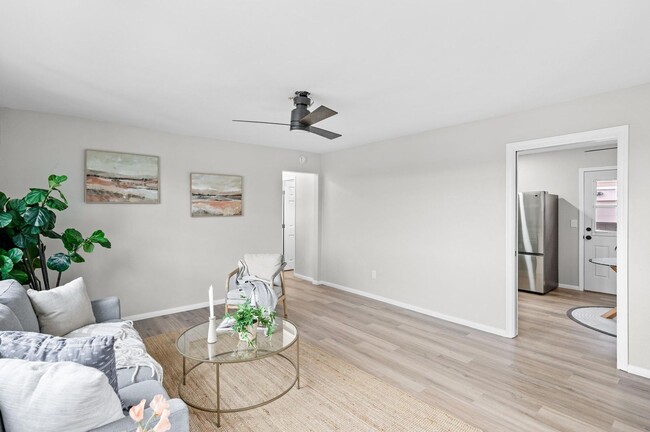 Building Photo - Newly remodeled studio with Washer/Dryer i...