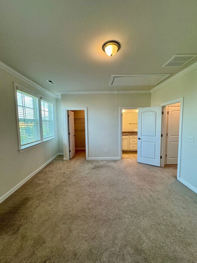 Building Photo - Beautiful 3BR/3.5BA Townhome in Rea Farms